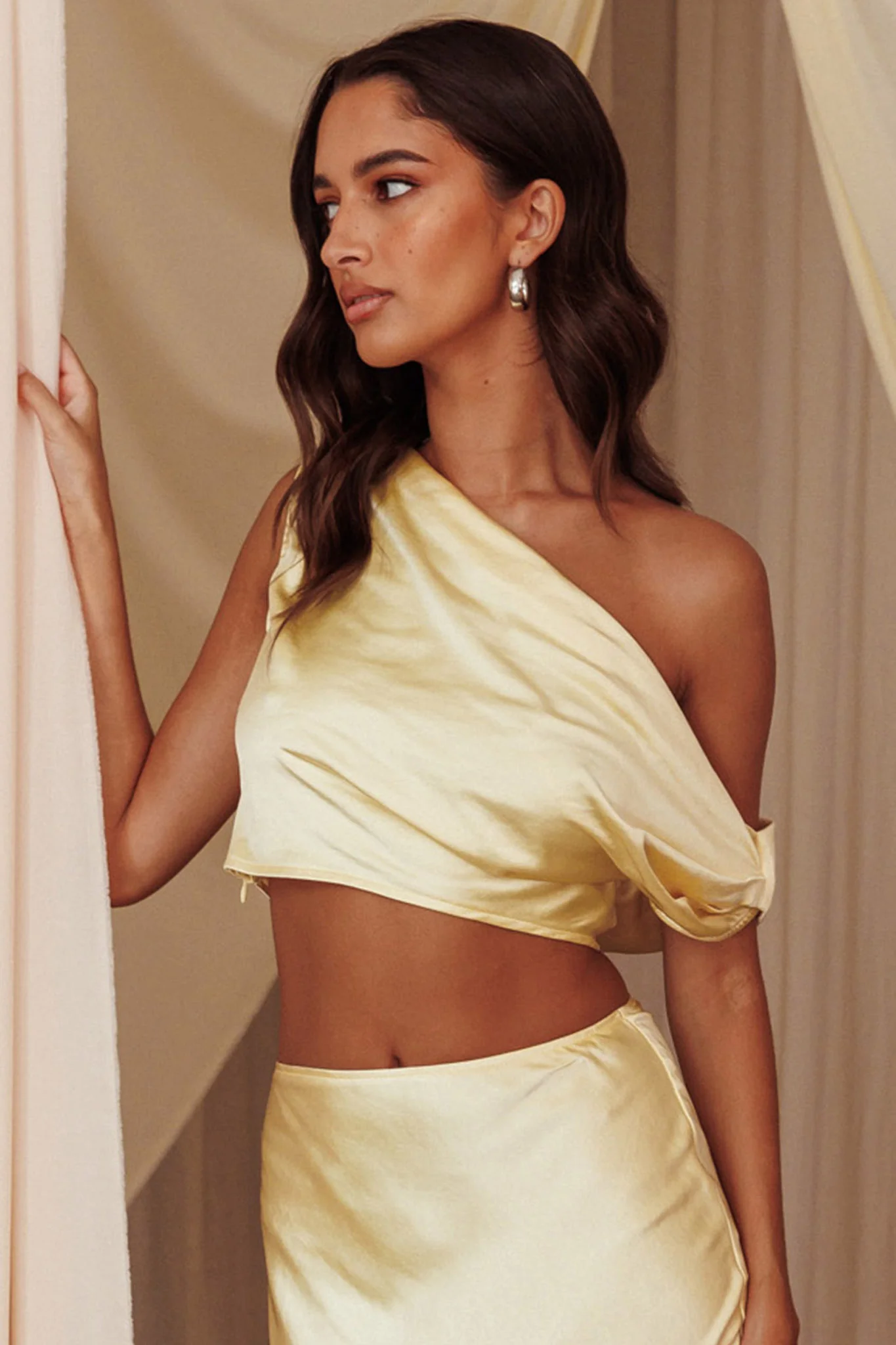Alivya On-Off-Shoulder Satin Top Butter - Image 2
