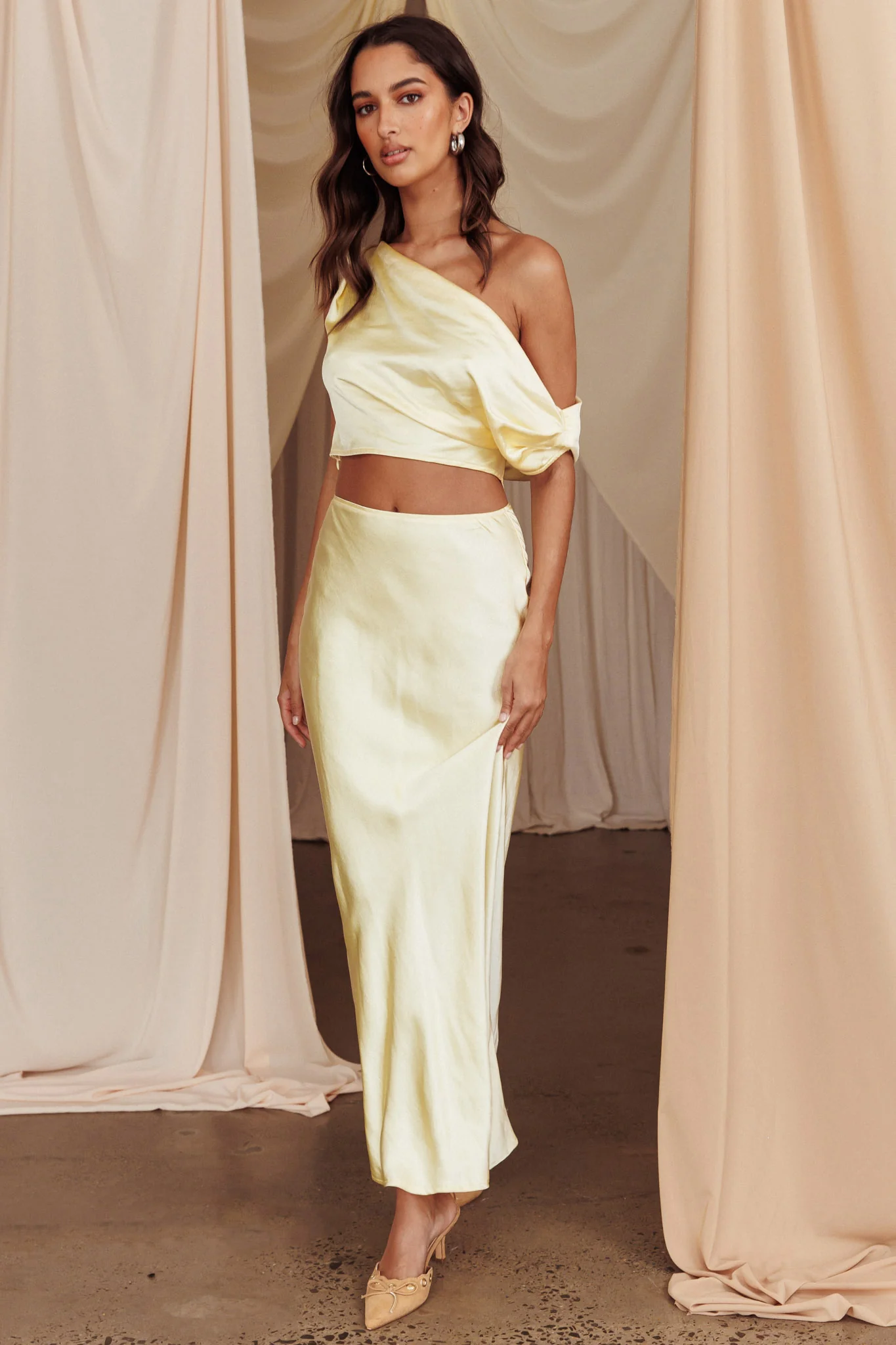 Alivya On-Off-Shoulder Satin Top Butter - Image 4