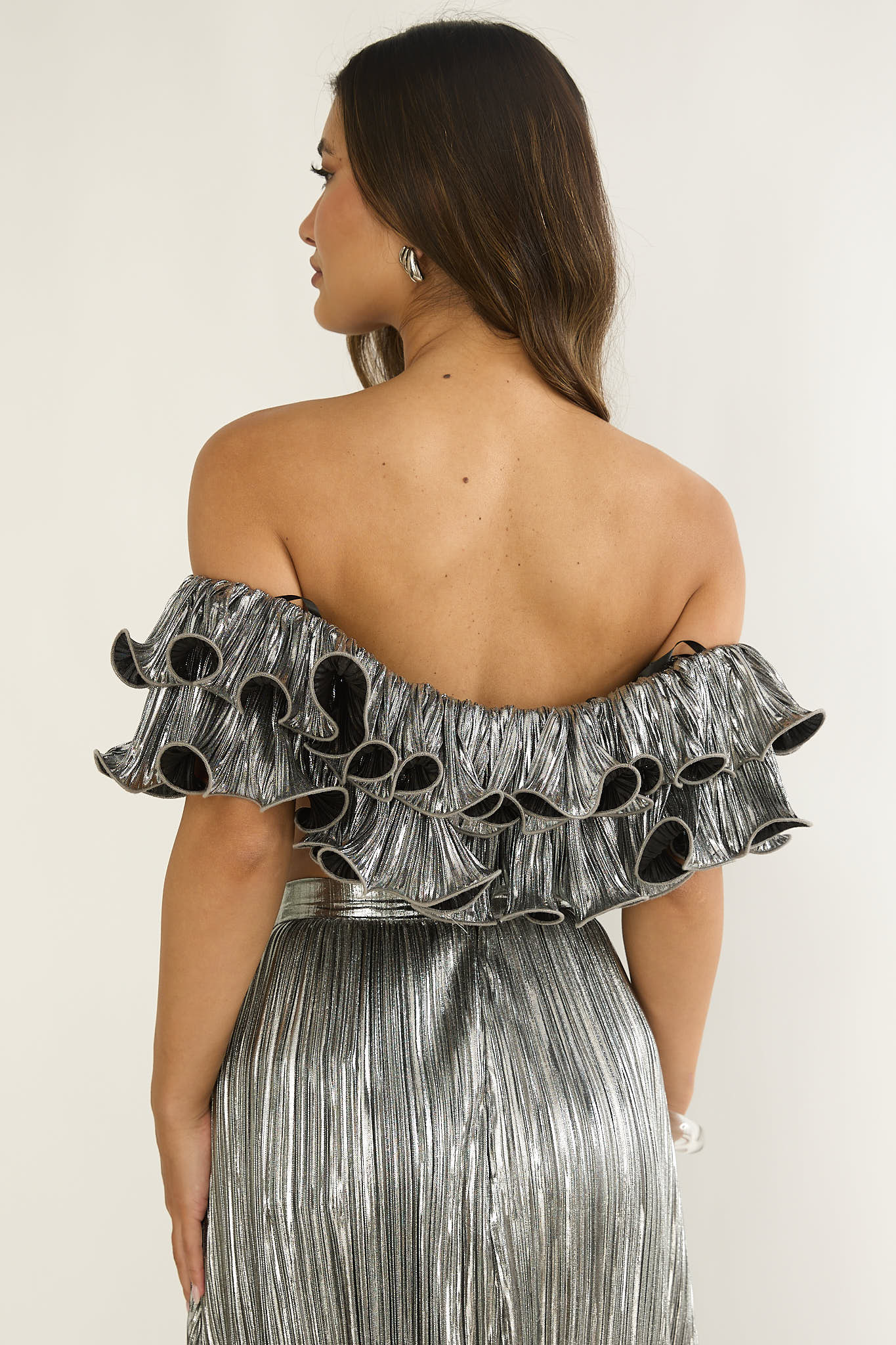Amaria Off-Shoulder Lettuce Edge Crop Top Silver - Image 3
