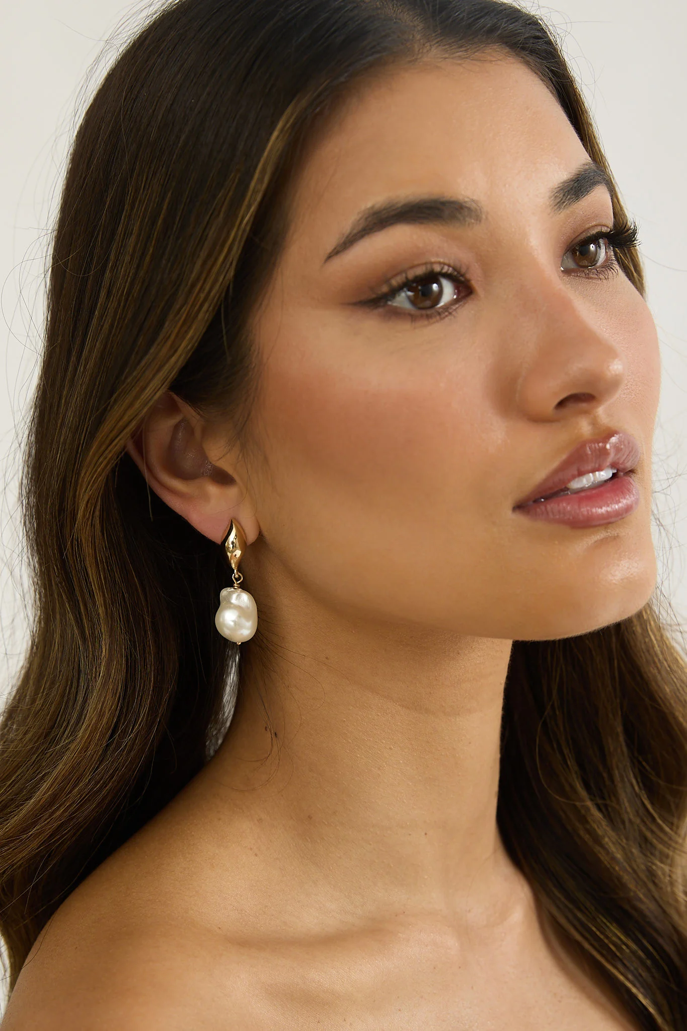 Arna Baroque Pearl Drop Earrings Gold/Pearl - Image 2