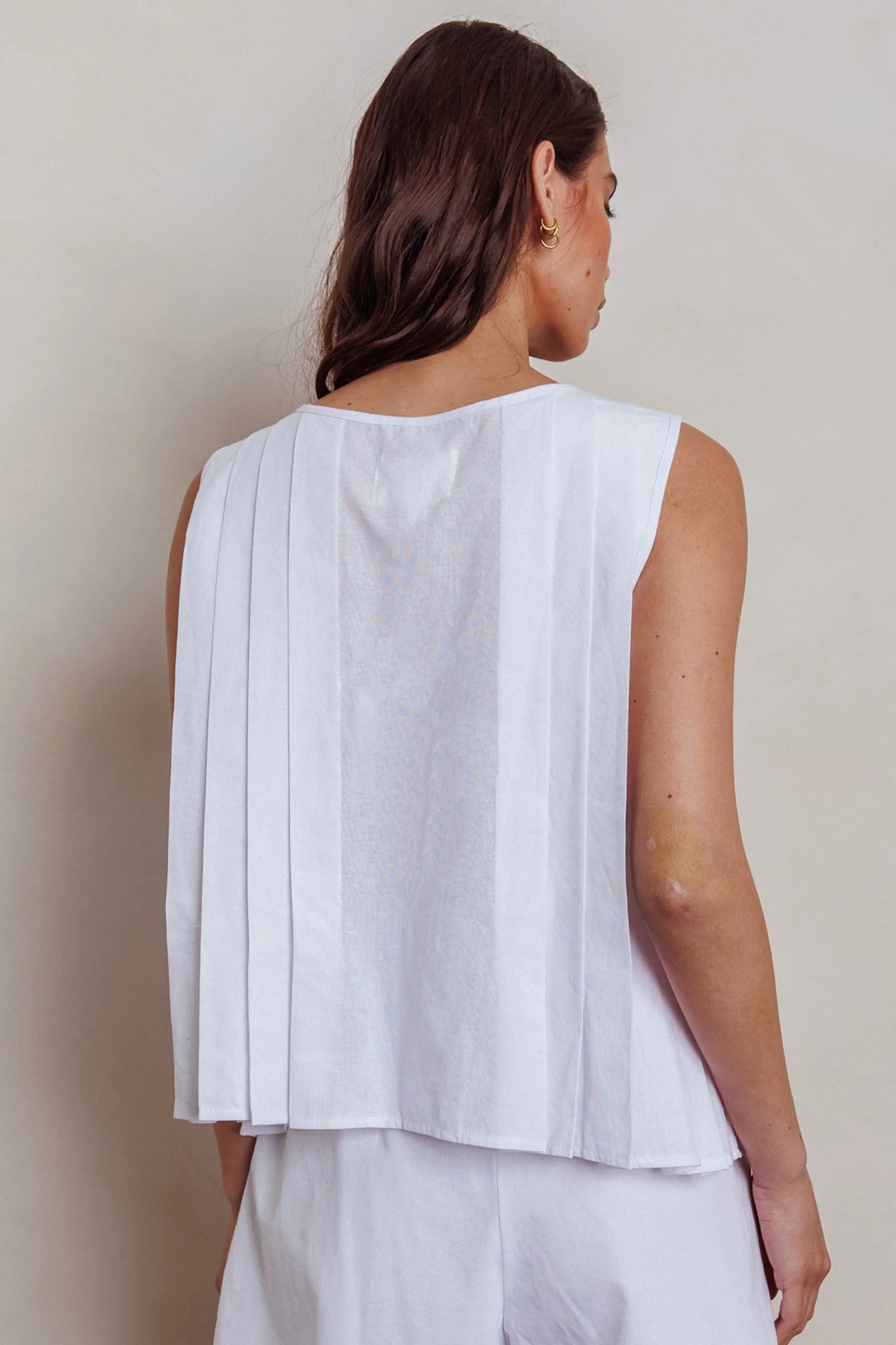 Bettino Sleeveless Tie Front Top White - Image 2