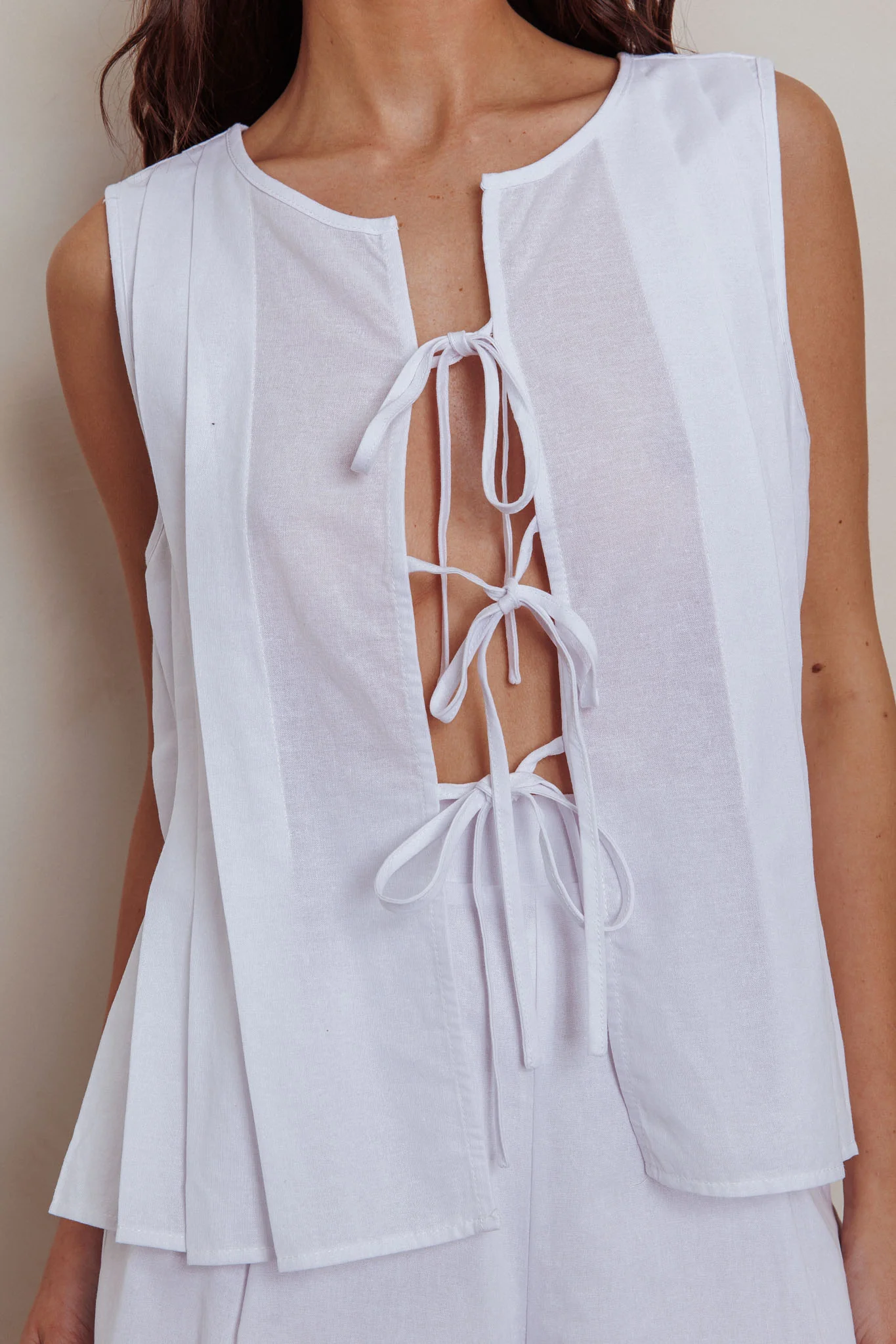 Bettino Sleeveless Tie Front Top White - Image 3
