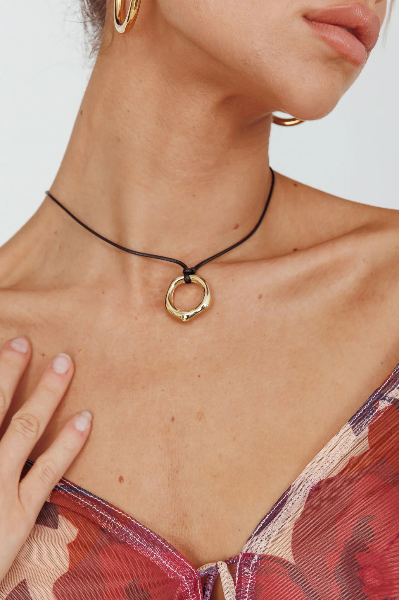 Carmen Circle Pendant Necklace Gold - Image 4
