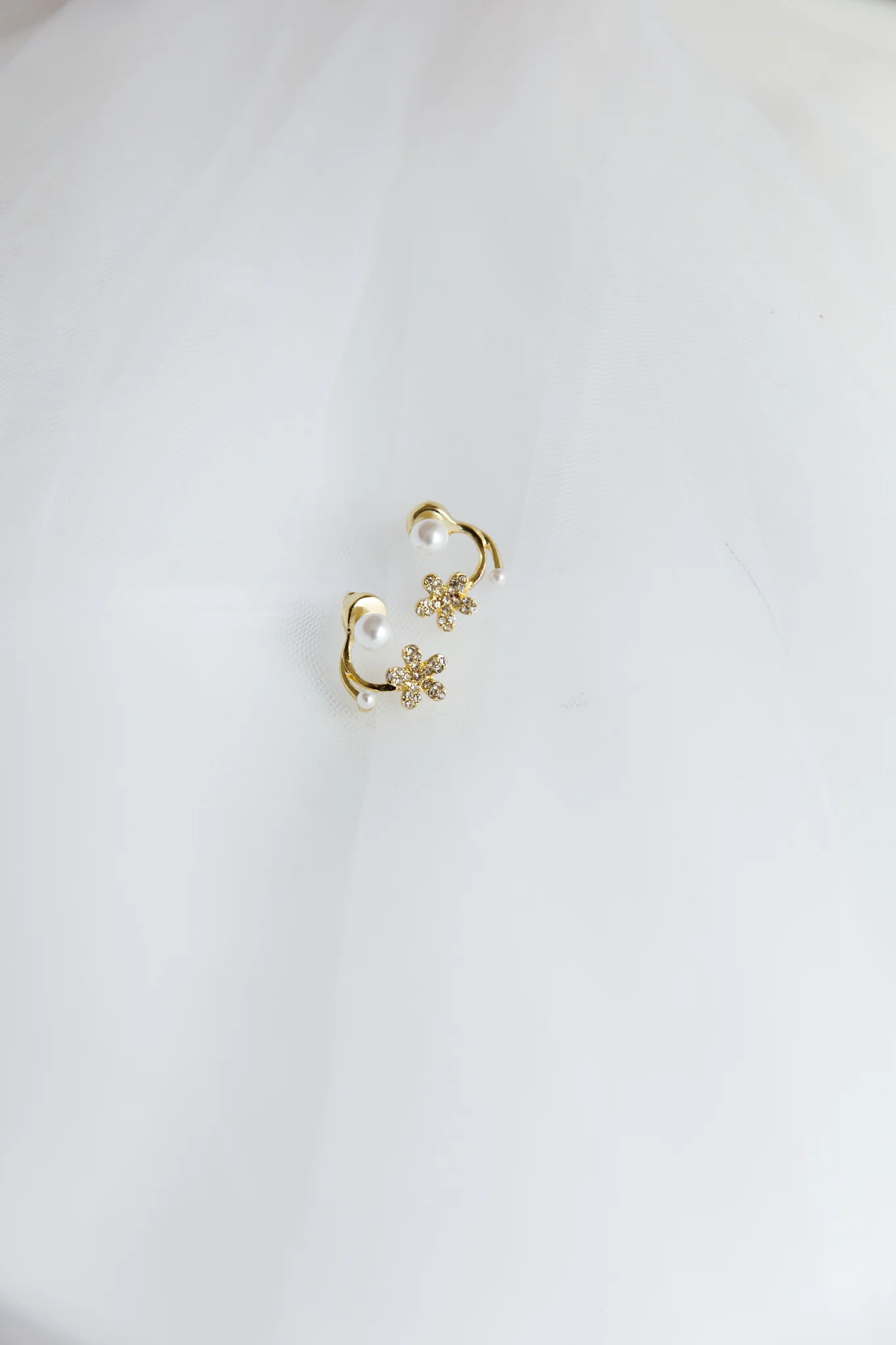 Dakota Pearl Earrings Gold - Image 4