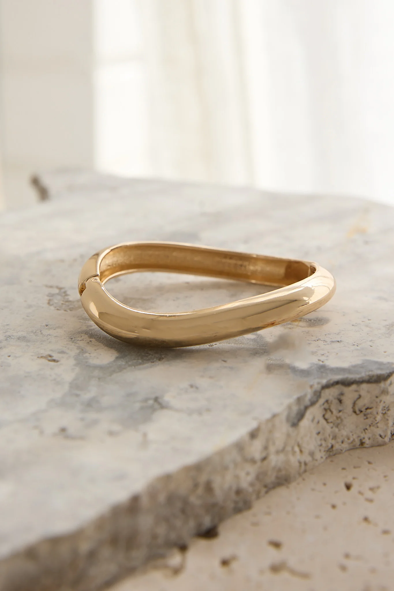Hilda Irregular Clasp Bangle Gold - Image 3