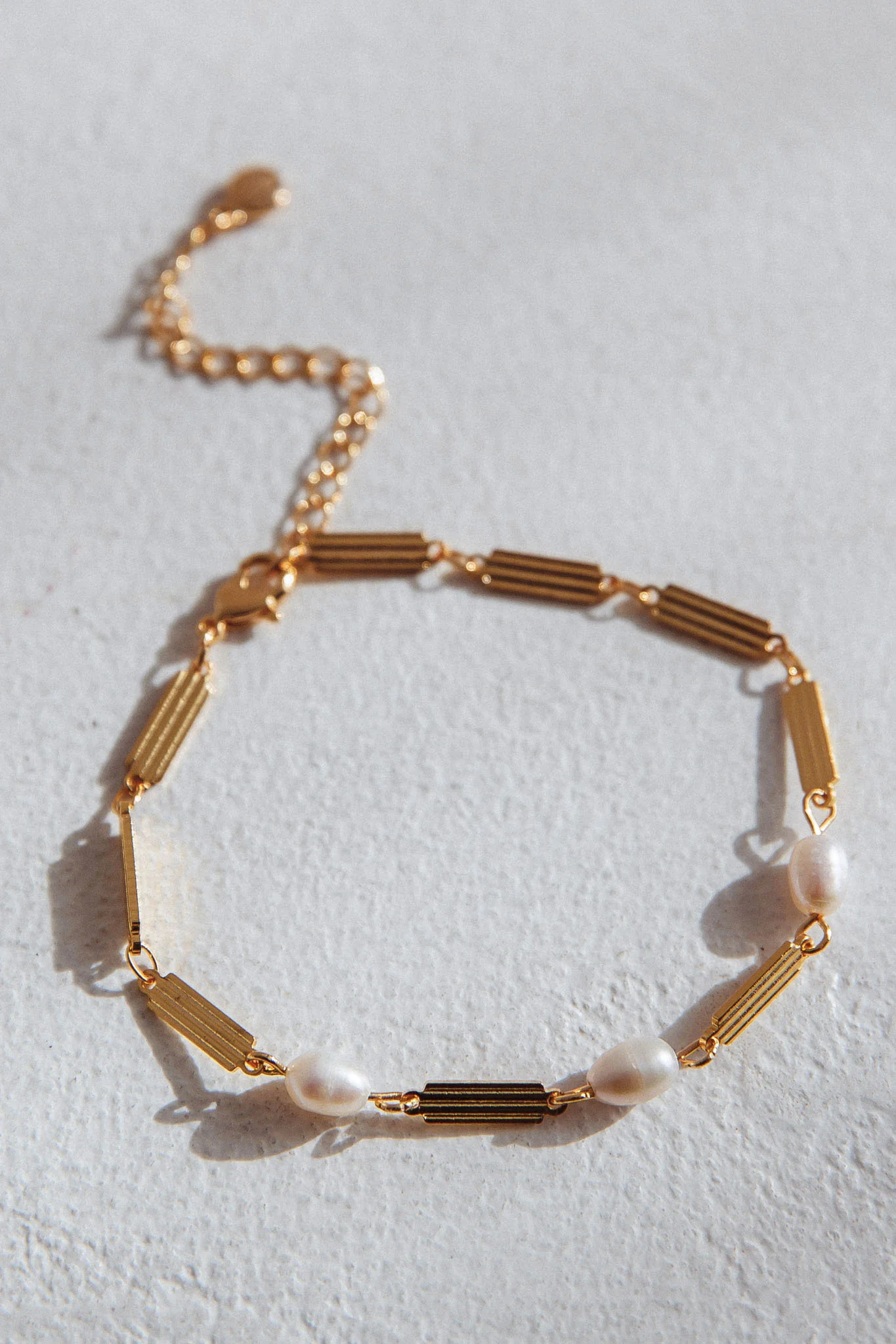 Kites Freshwater Pearl Bar Bracelet Gold - Image 2