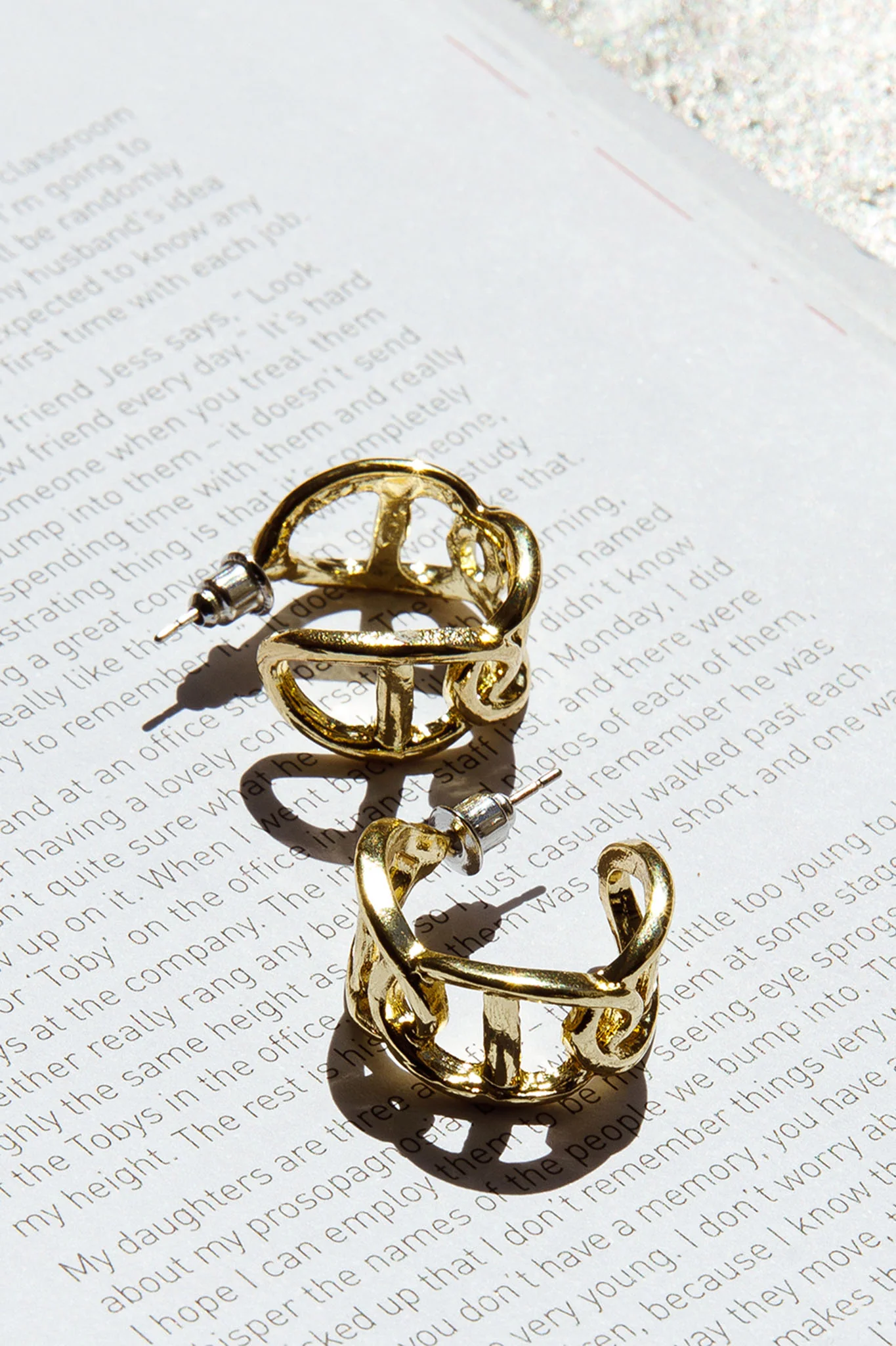 Knox Chain Link Small Hoop Earrings Gold - Image 3