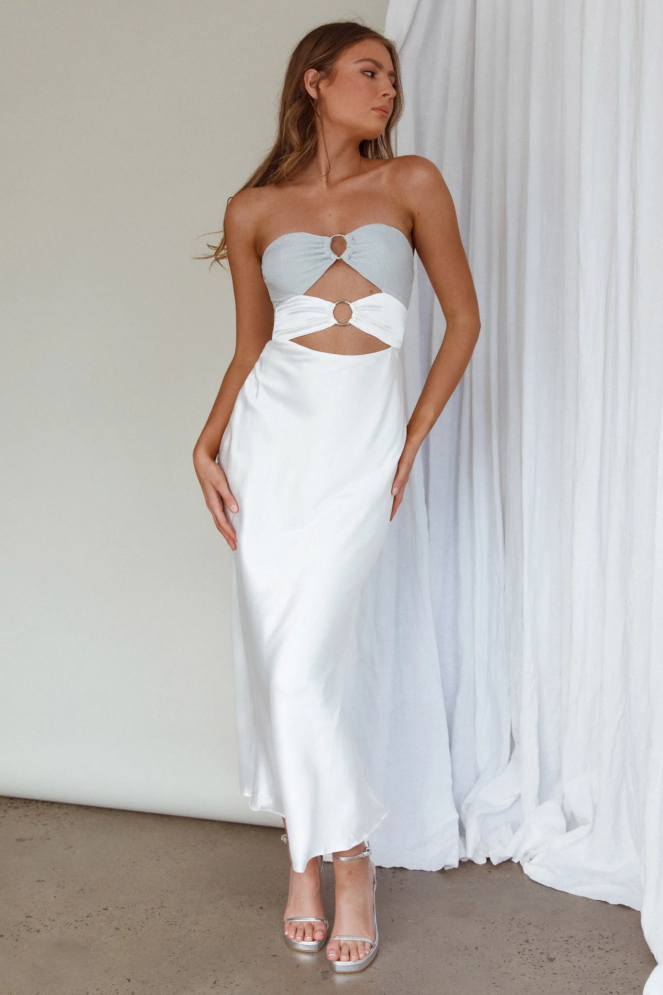L'Amore Cut-Out Bodice Midi Dress Silver/White - Image 6