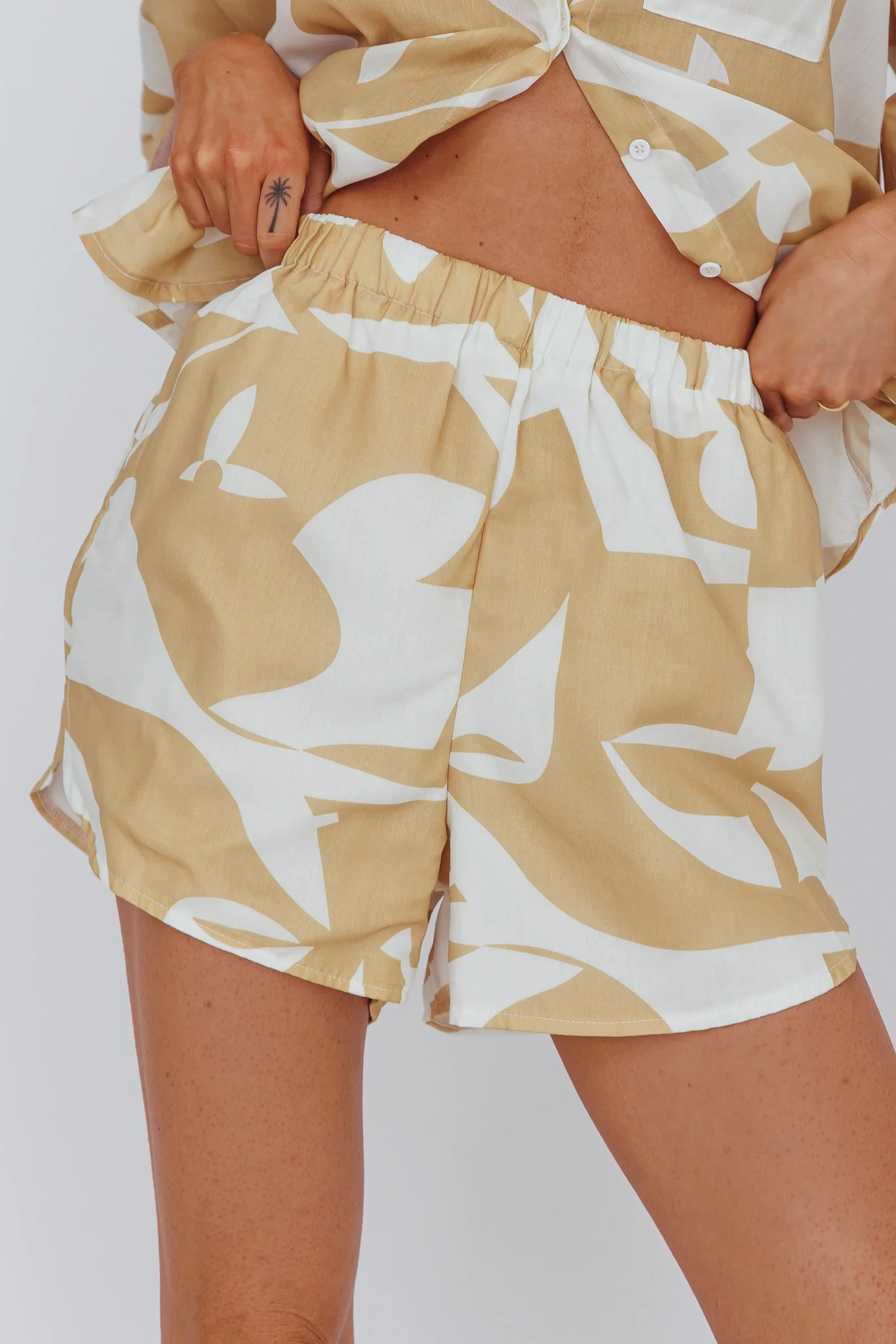 On Vacay Elastic Waist Shorts Print Yellow - Image 4