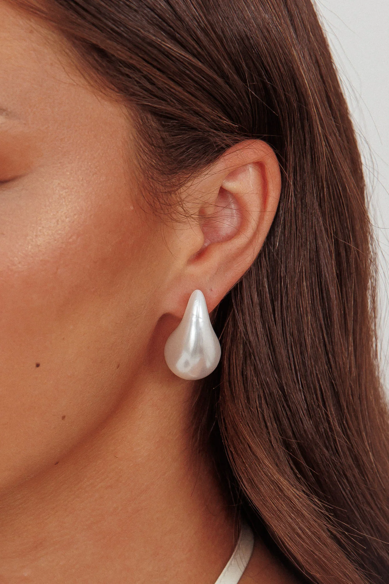 Rainy Teardrop Earrings Pearl - Image 2