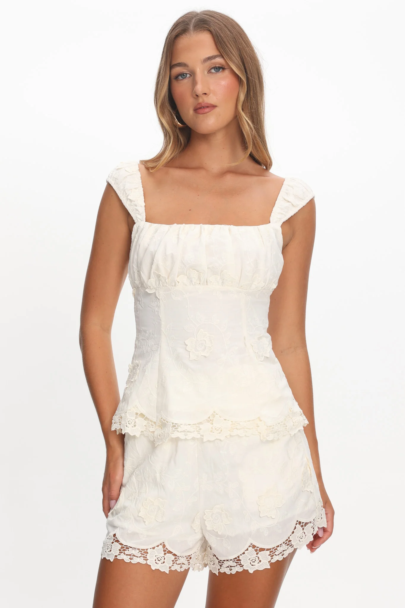 Tarelle Scalloped Edge Lace Shorts Cream - Image 5