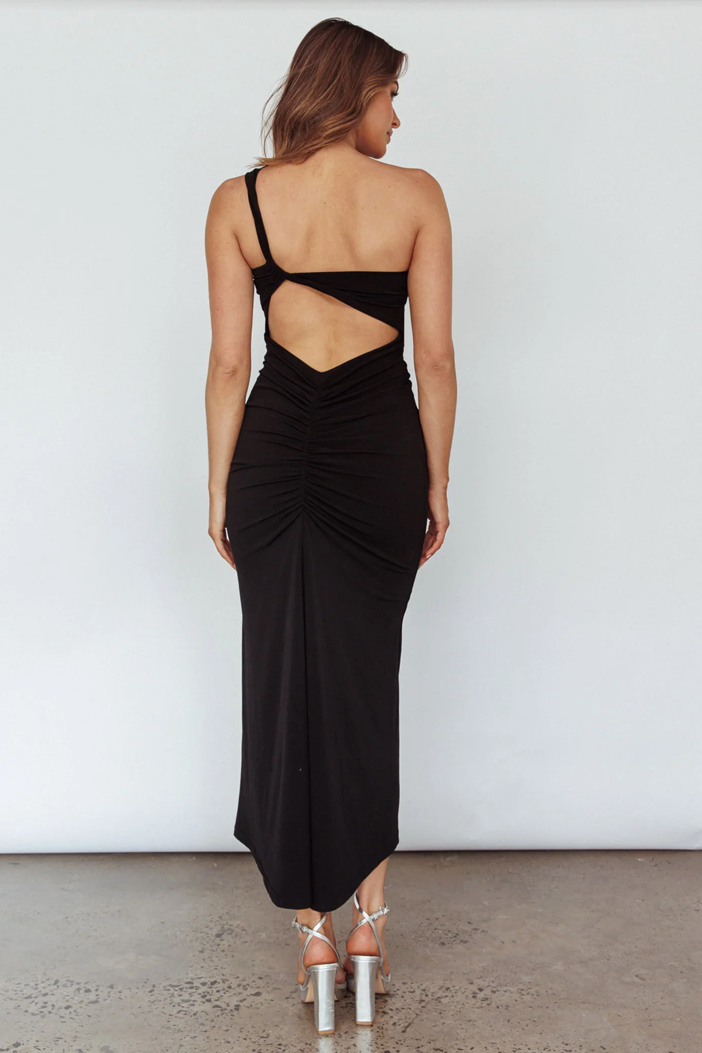 Trinny One-Shoulder Ruched Back Midi Dress Black - Image 2
