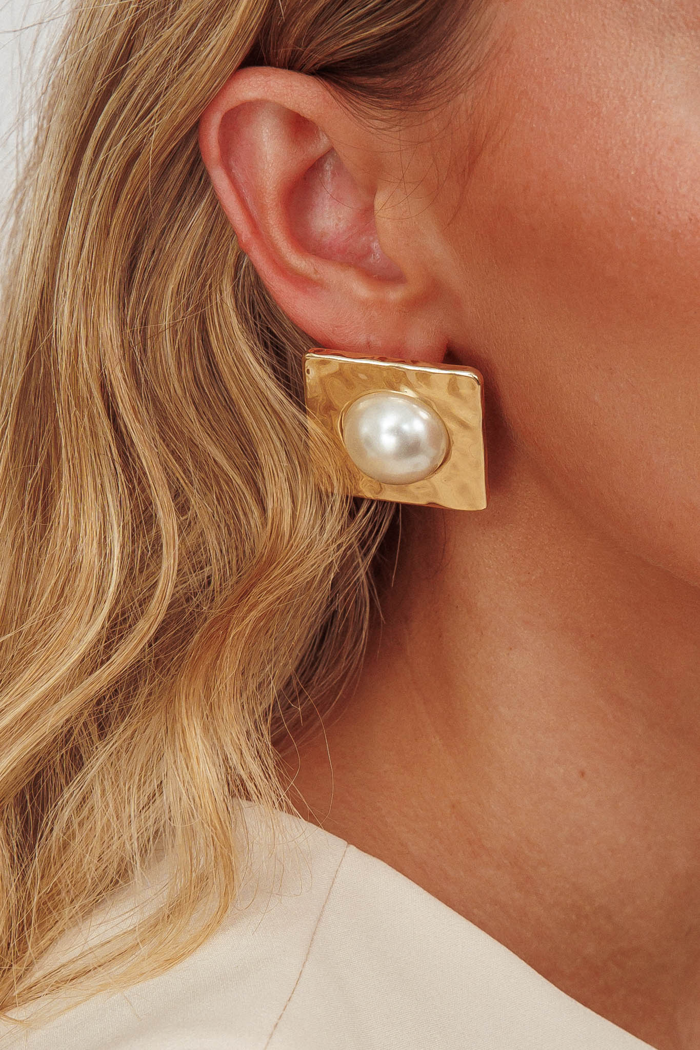 Vanessa Square Hammered Earrings Gold/Pearl - Image 2